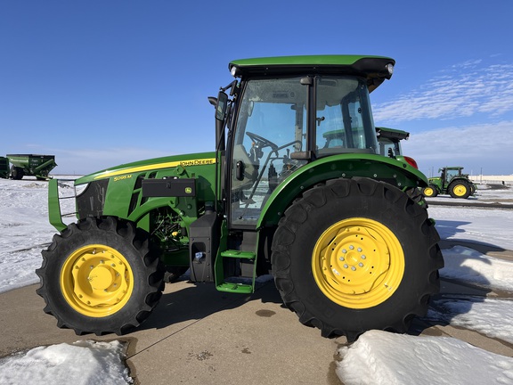 2025 John Deere 5095M - Photo9