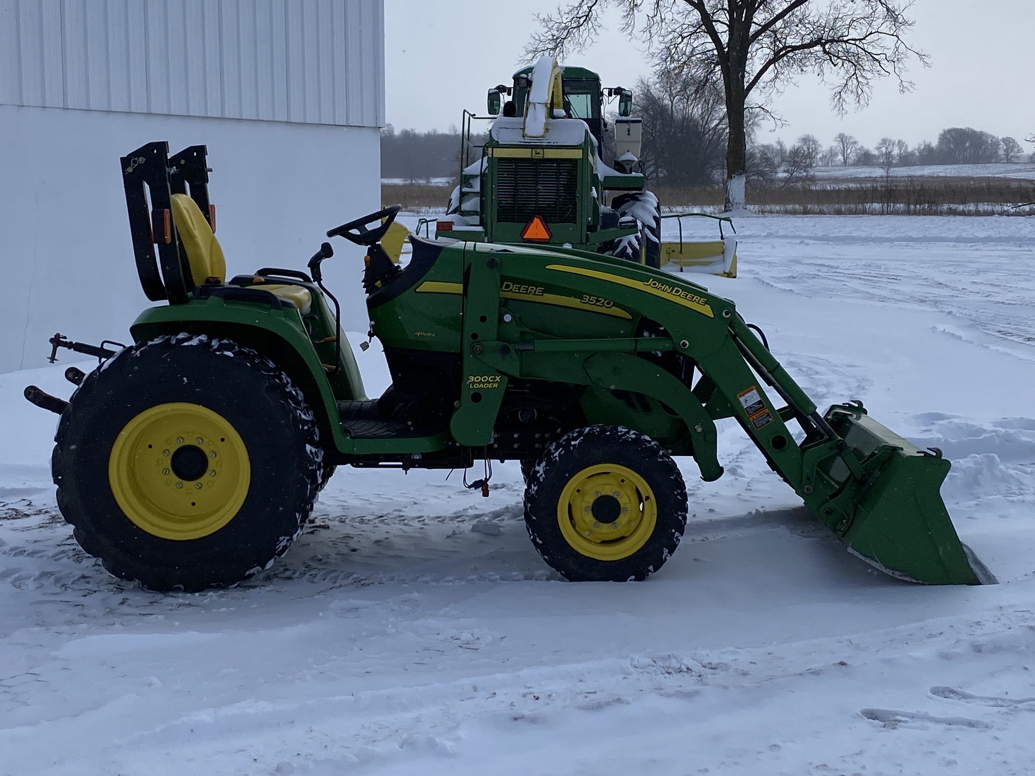 2011 John Deere 3520 Image 2