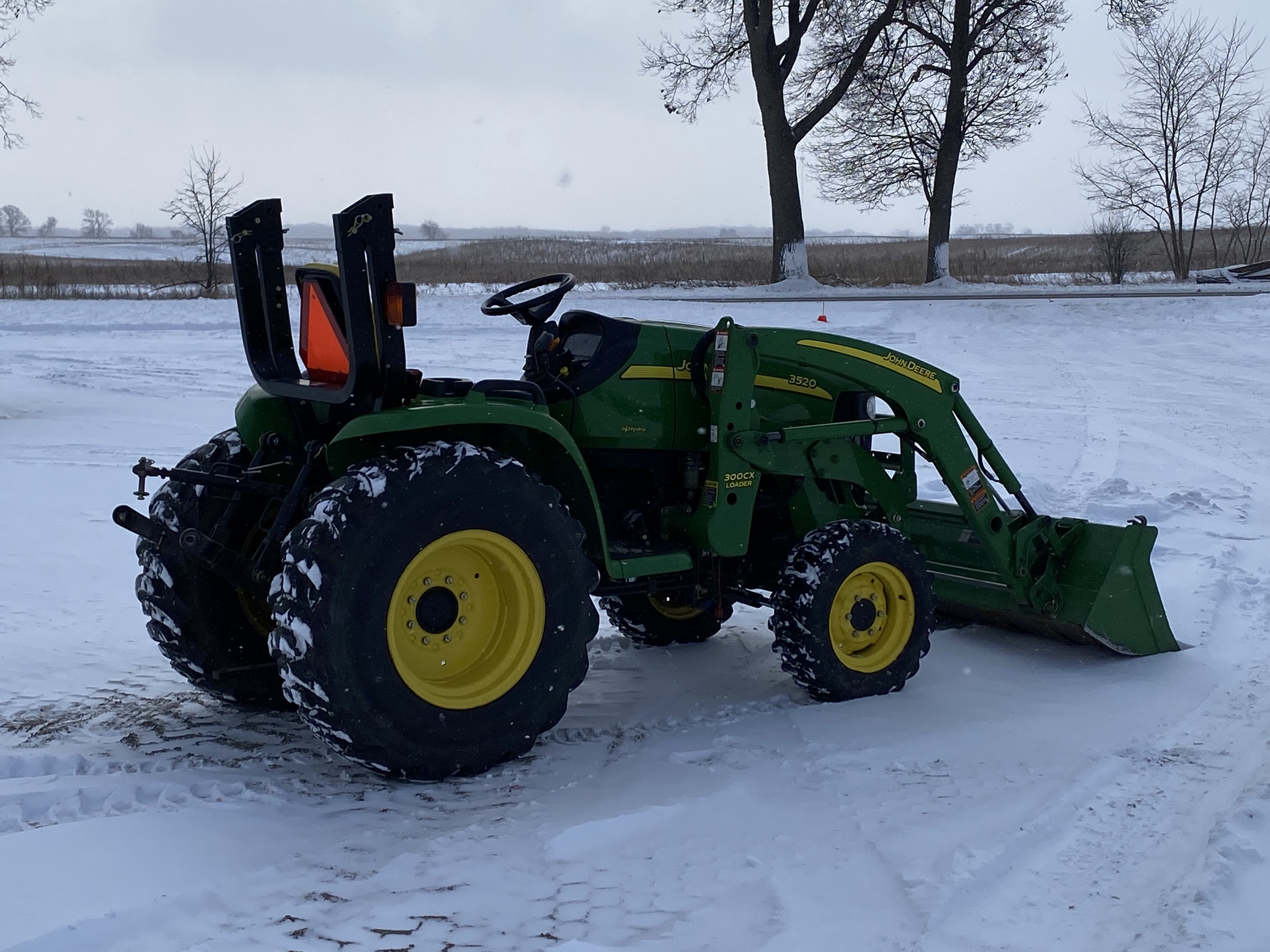 2011 John Deere 3520 Image 3
