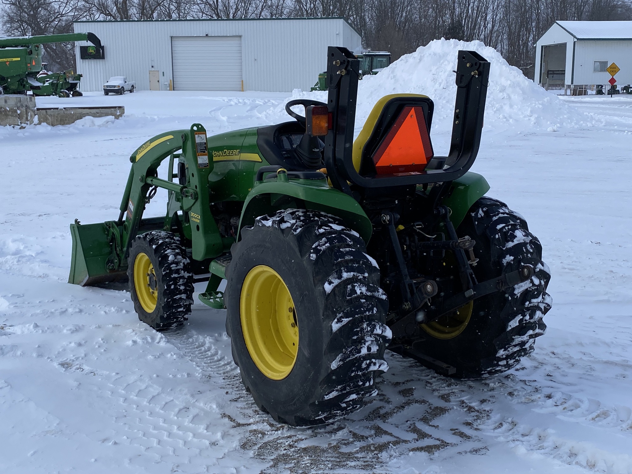 2011 John Deere 3520 Image 5