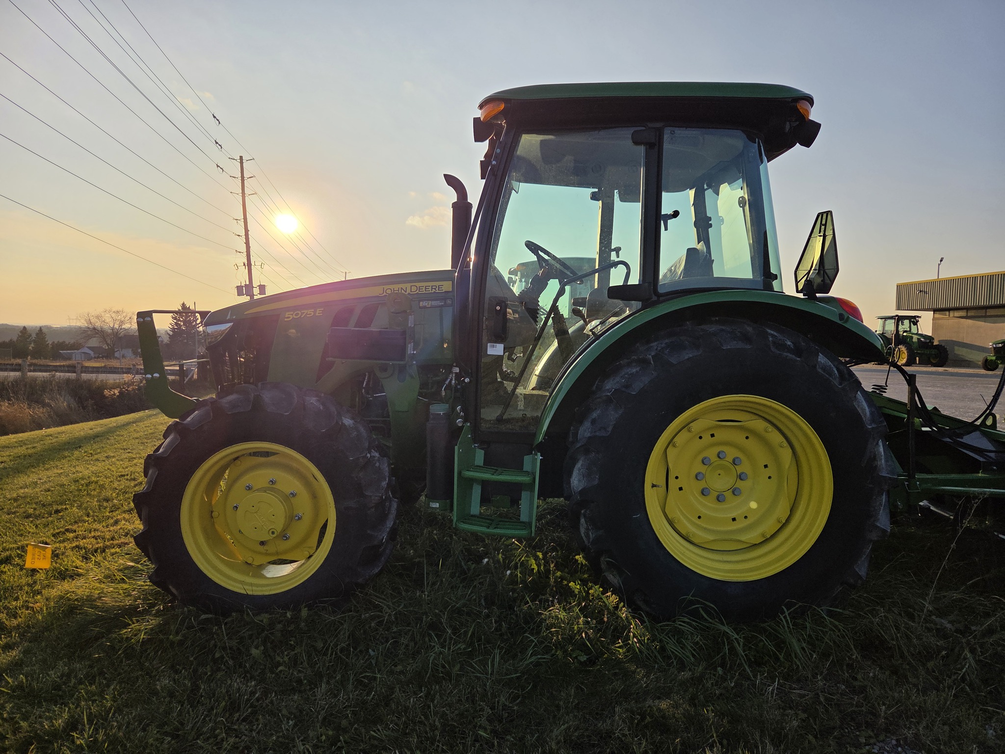 2024 John Deere 5075E Image 3