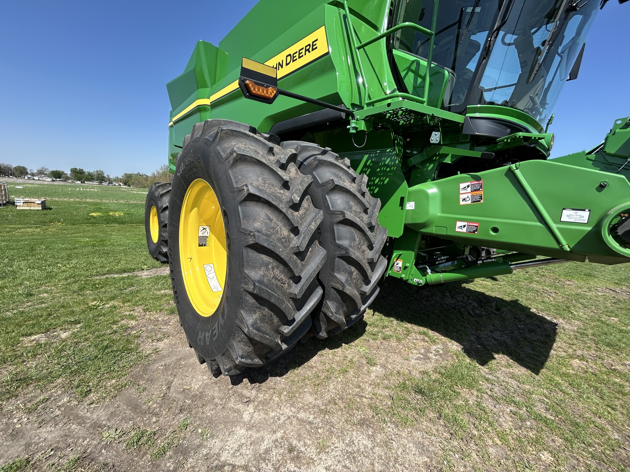  2025 John Deere S7 800 at Heritage Tractor in Galesburg, IL