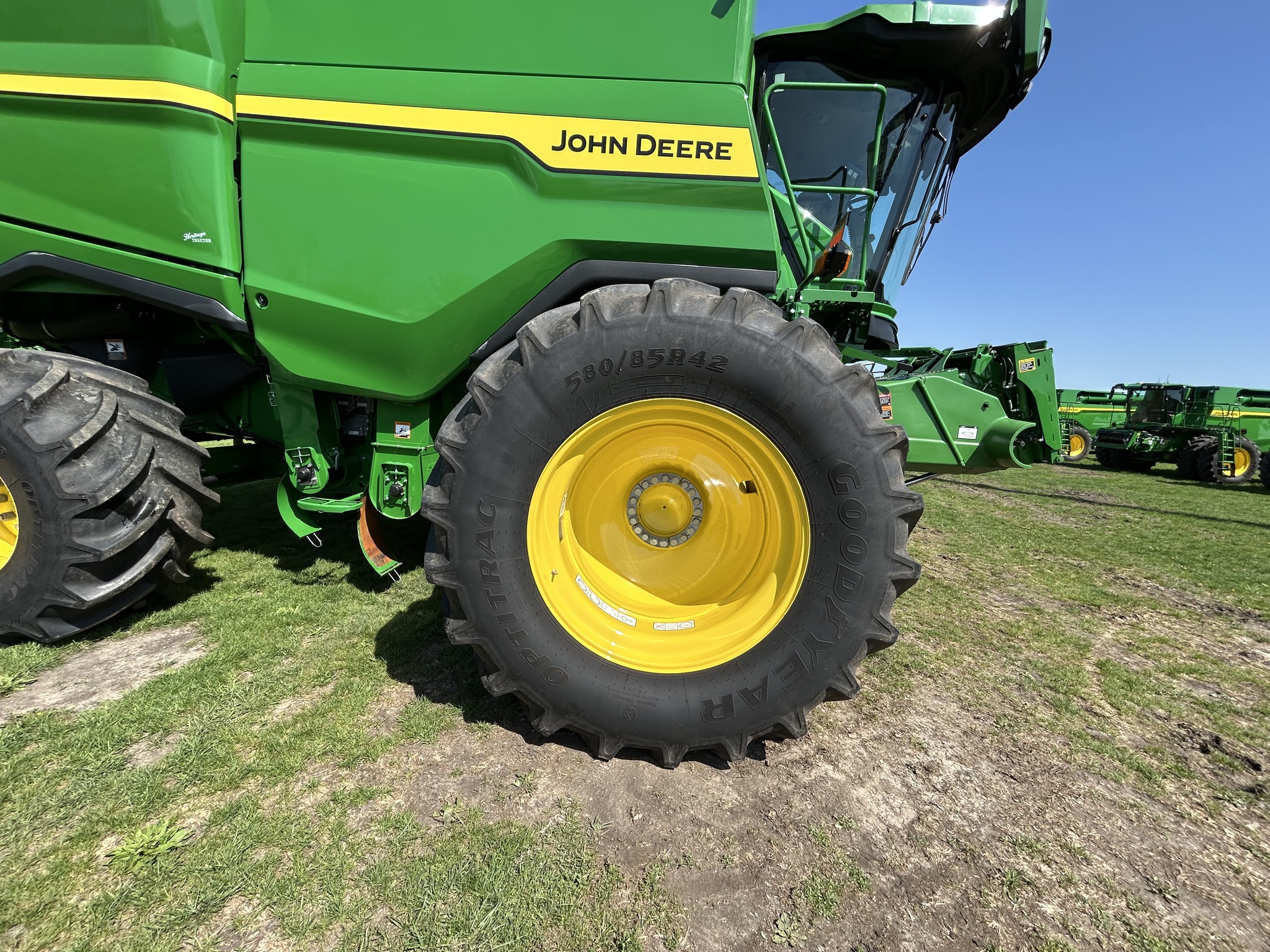  2025 John Deere S7 800 at Heritage Tractor in Galesburg, IL