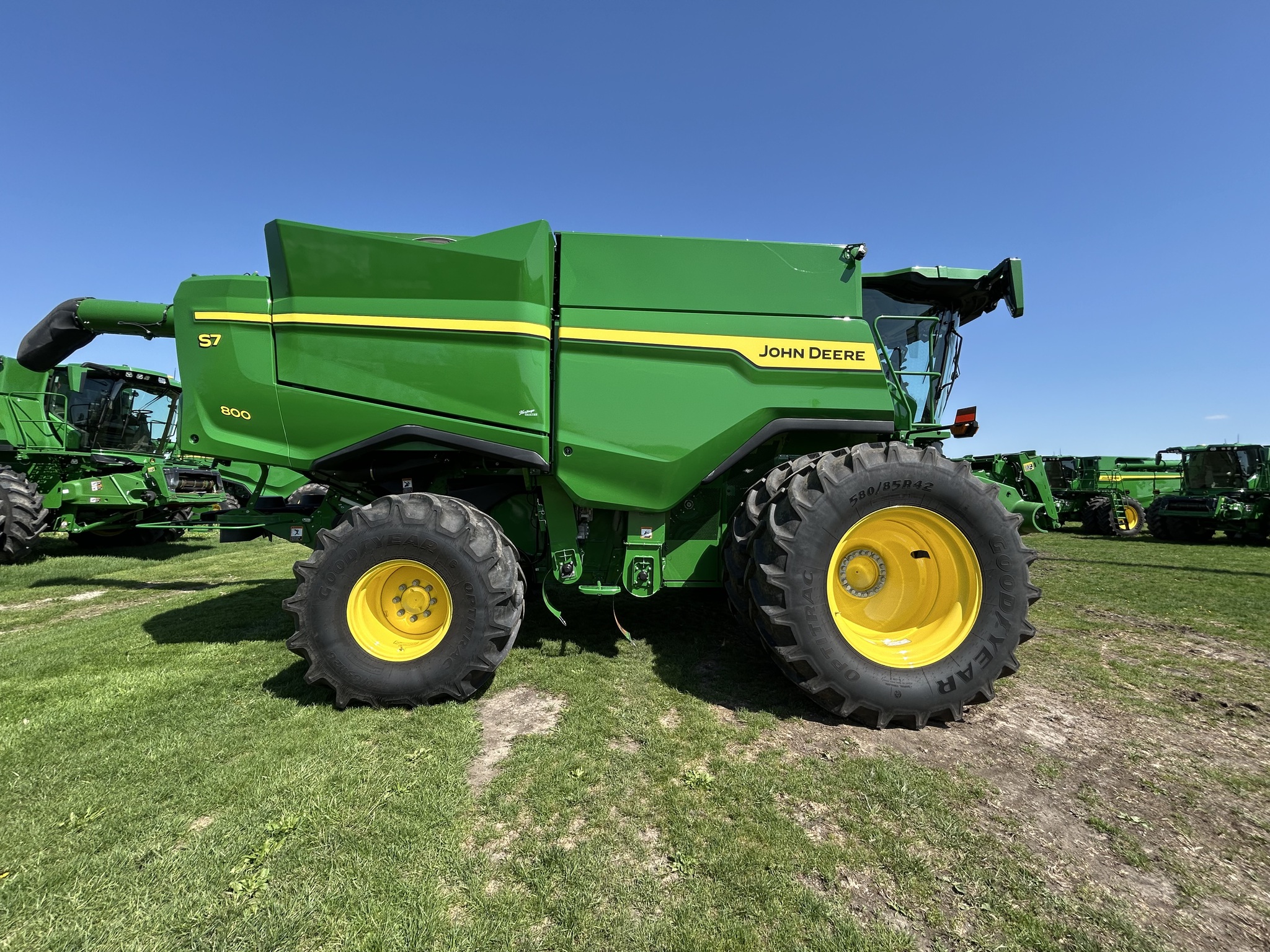  2025 John Deere S7 800 at Heritage Tractor in Galesburg, IL