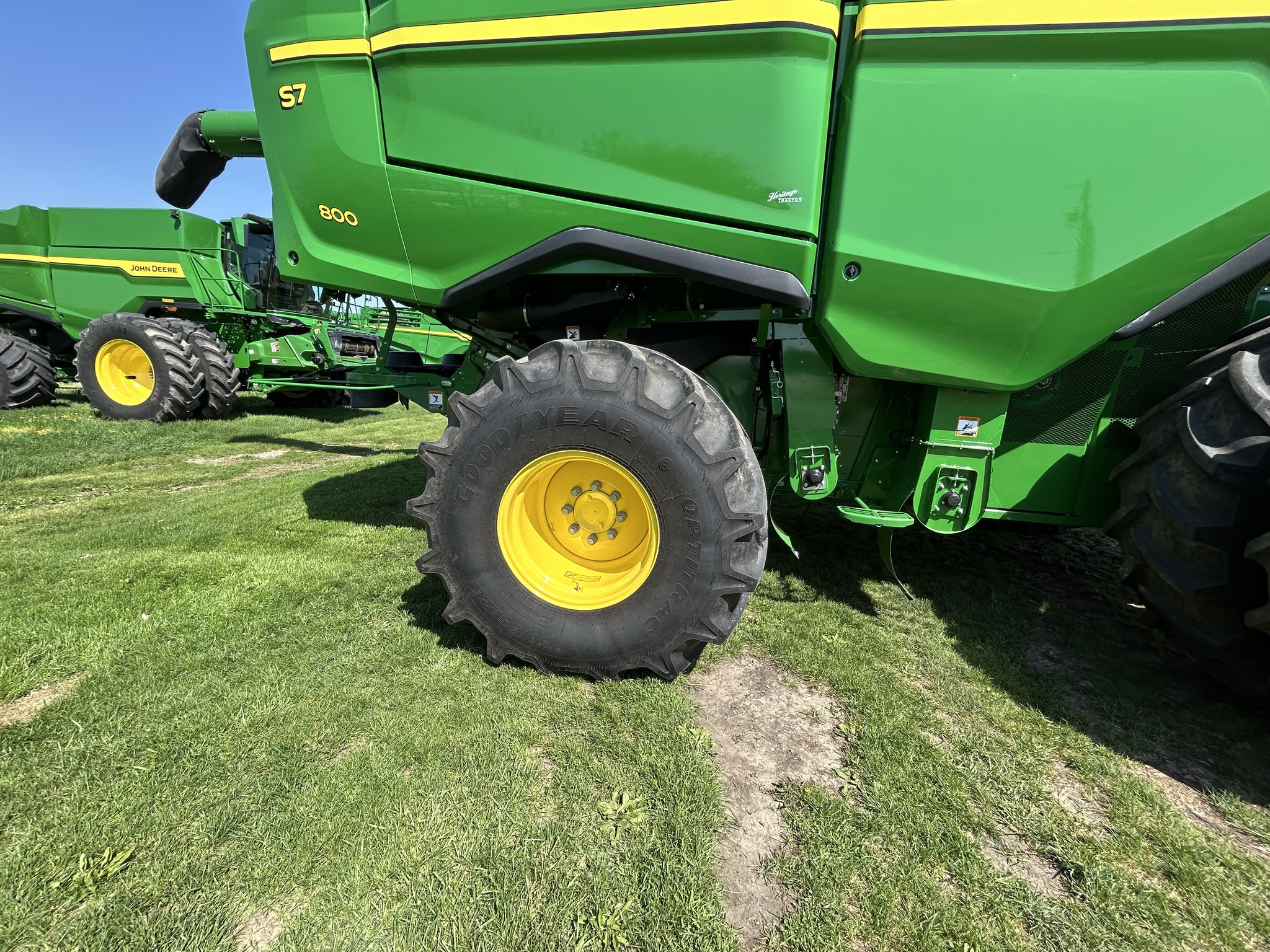  2025 John Deere S7 800 at Heritage Tractor in Galesburg, IL