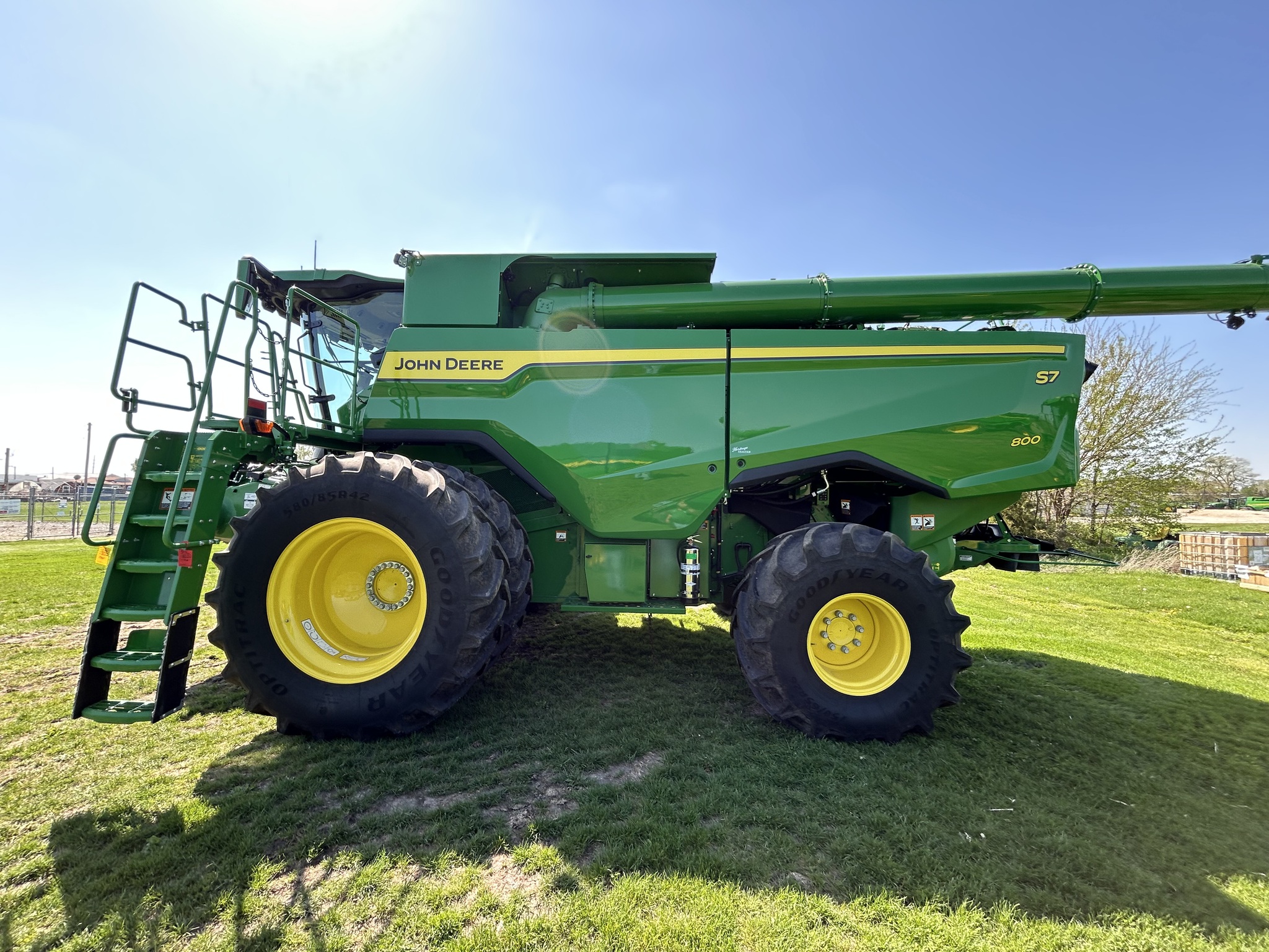  2025 John Deere S7 800 at Heritage Tractor in Galesburg, IL