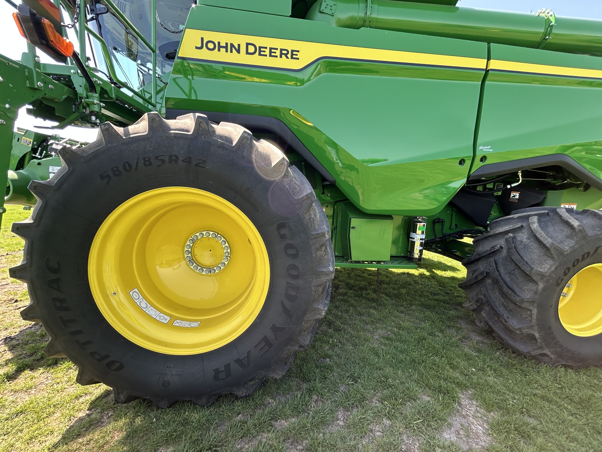  2025 John Deere S7 800 at Heritage Tractor in Galesburg, IL