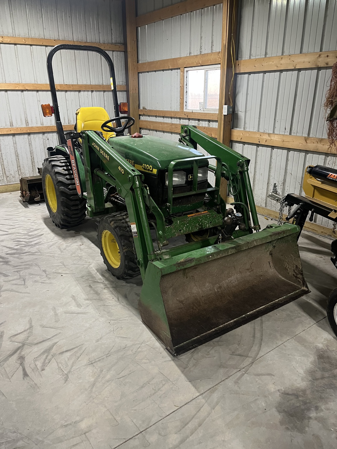 1998 John Deere 4100 Image 1