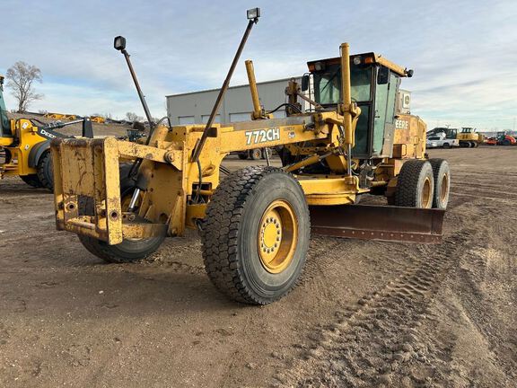 Photo of a 2004 John Deere 772CH II