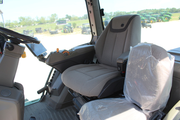 2025 John Deere 8R 230 Photo 7