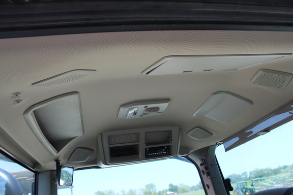 2025 John Deere 8R 230 Photo 8