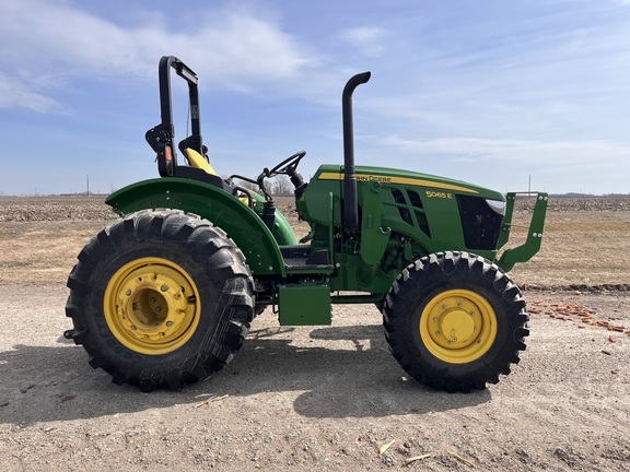 2017 John Deere 5065E - Photo4
