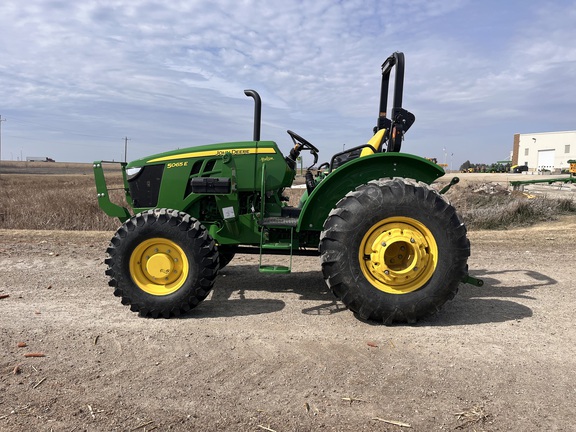 2017 John Deere 5065E - Photo8
