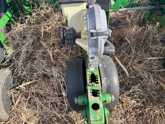 2004 John Deere 1770NT CCS (3rd thumbnail)