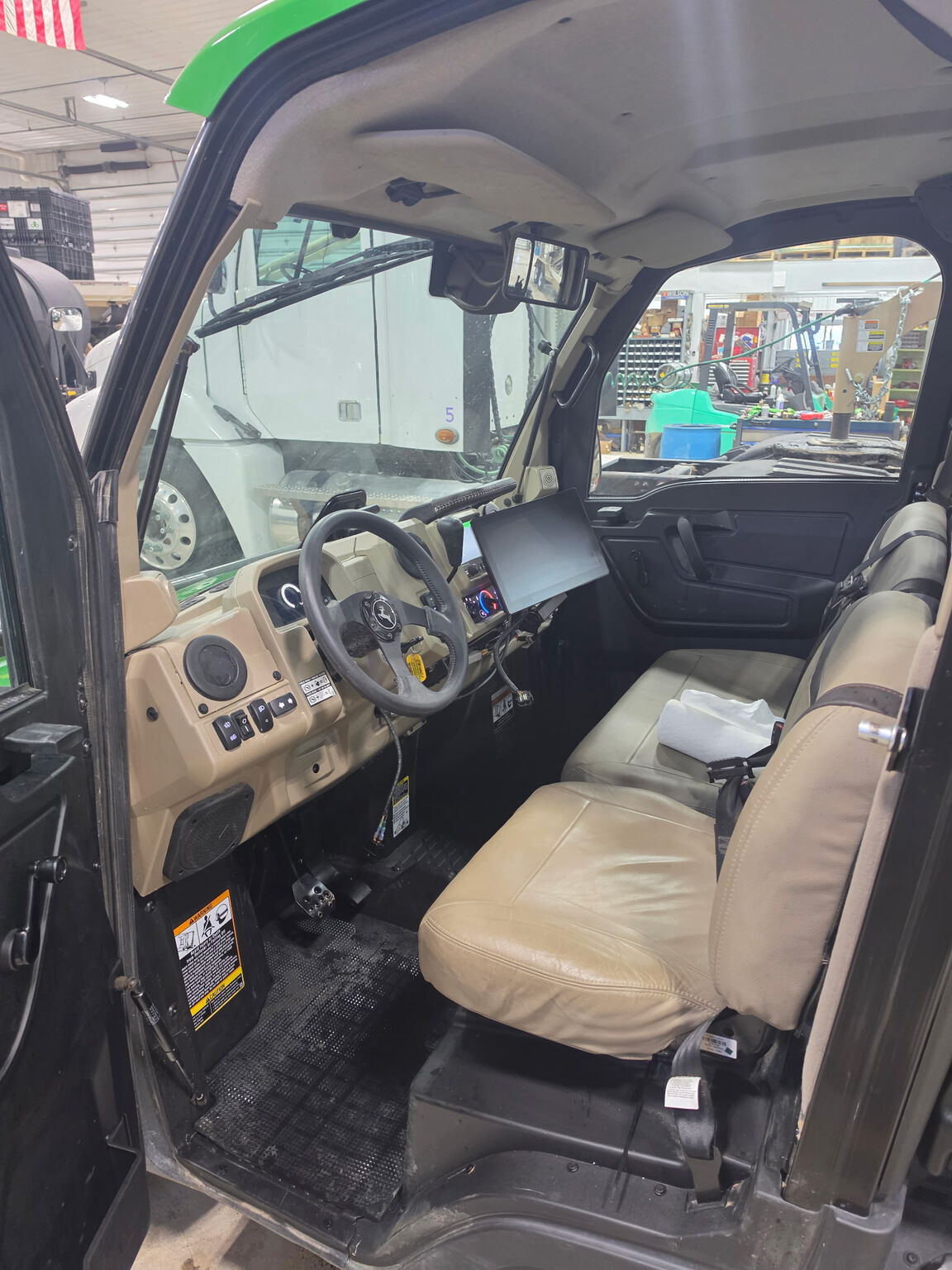 2023 John Deere XUV 835R Image 6