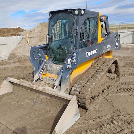 Photo of a 2024 John Deere 325G