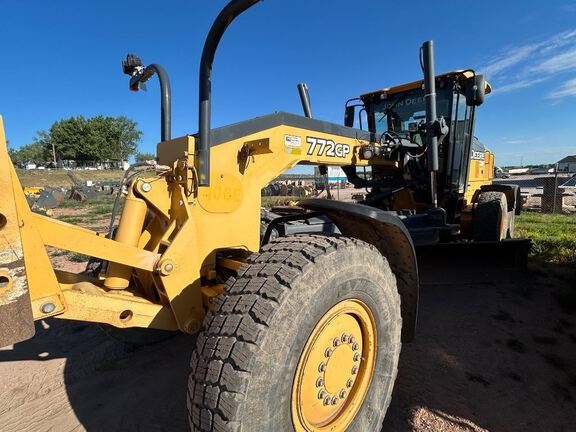 Photo of a 2014 John Deere 772G