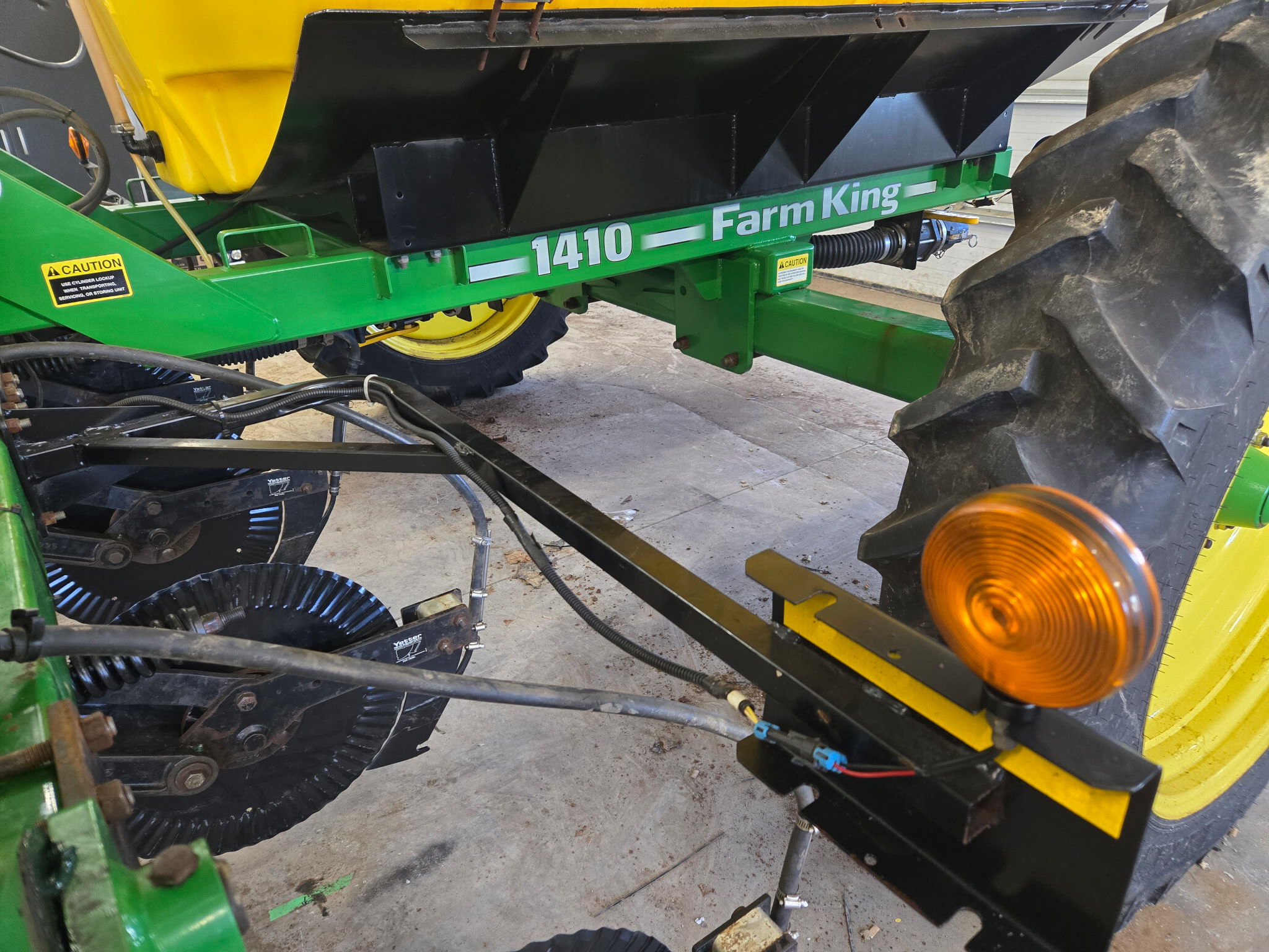 2016 Farm King 1410 Self-Propelled Applicators