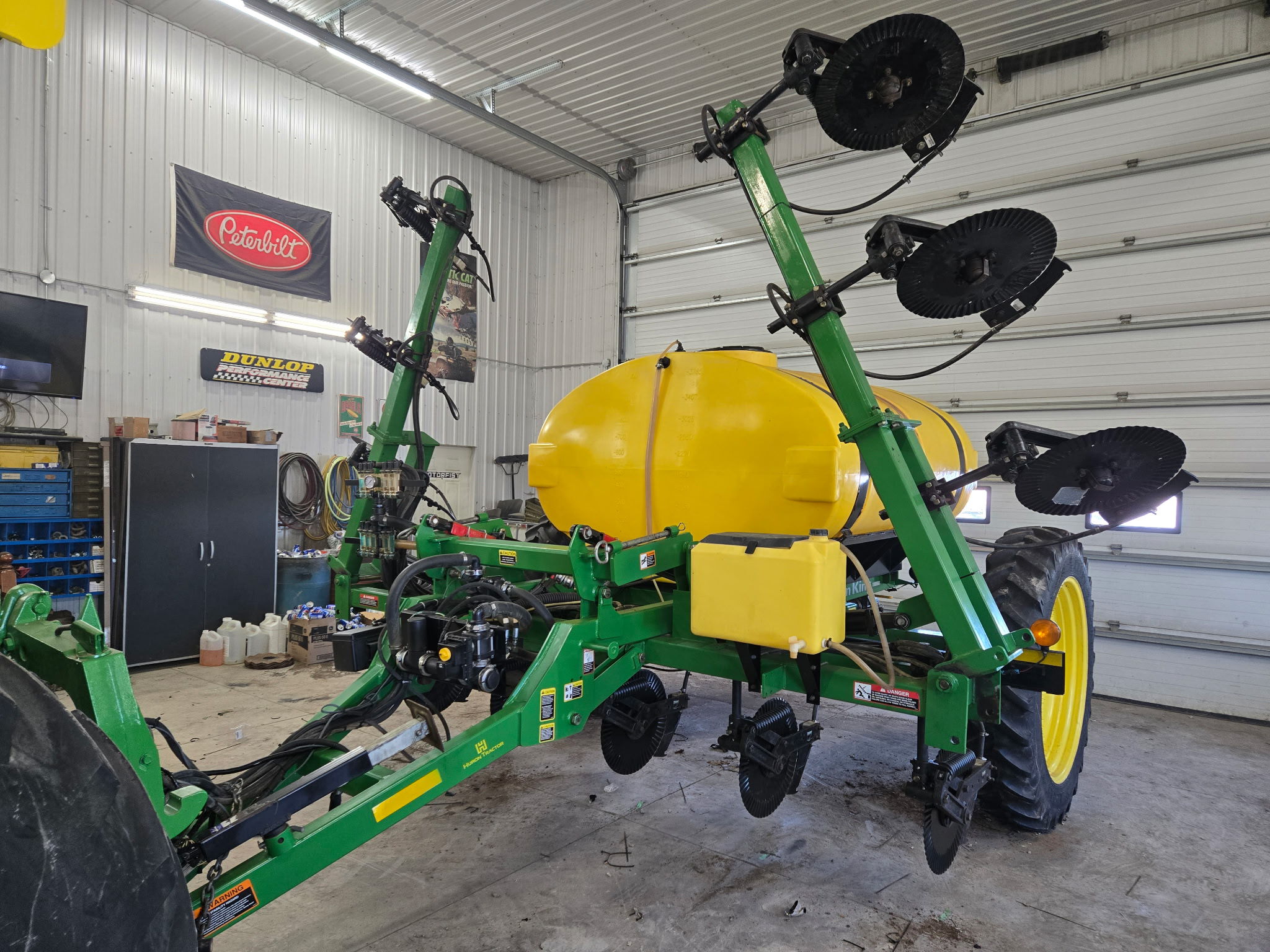 2016 Farm King 1410 Self-Propelled Applicators