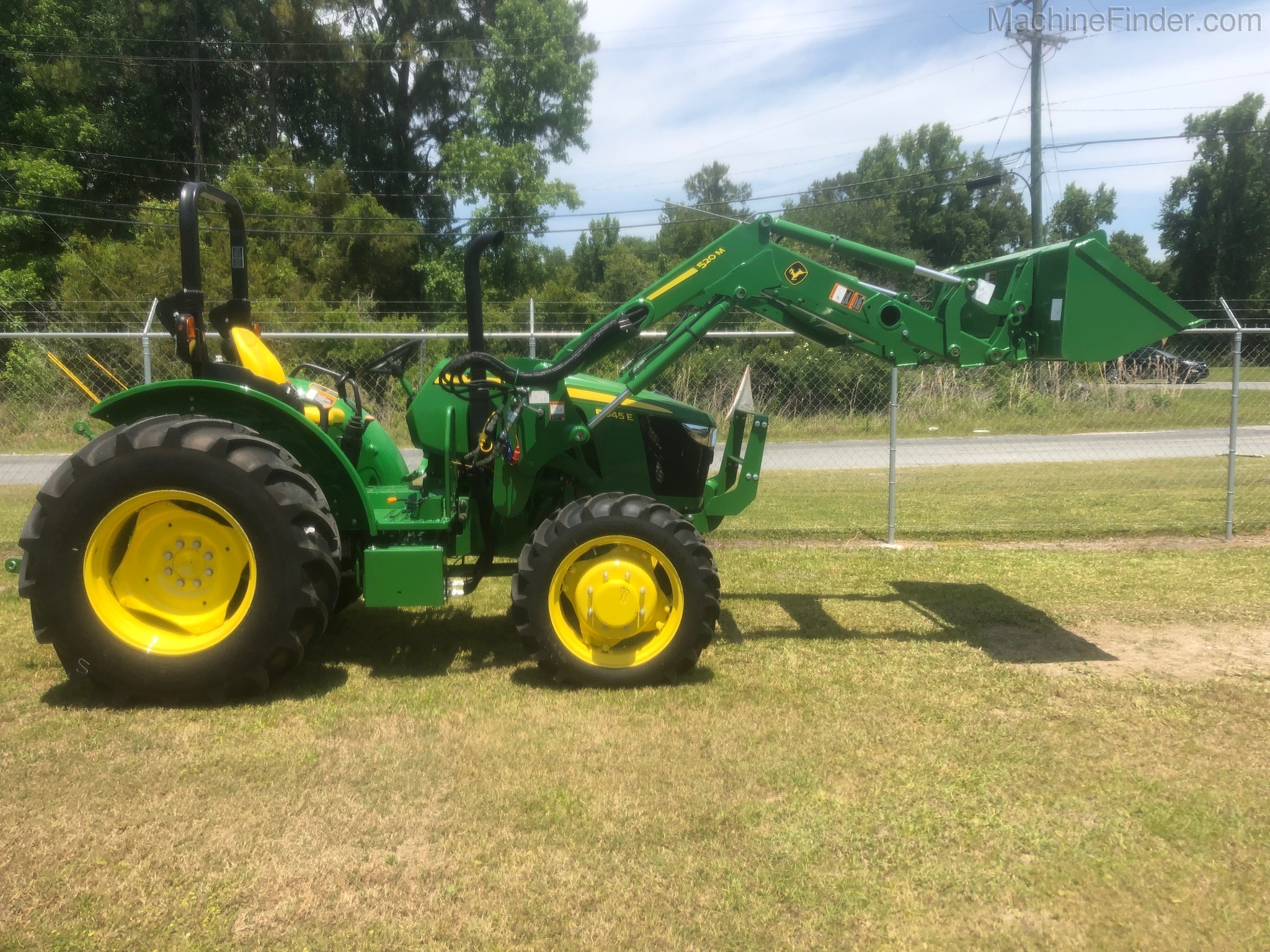 2020 John Deere 5045E Image 3