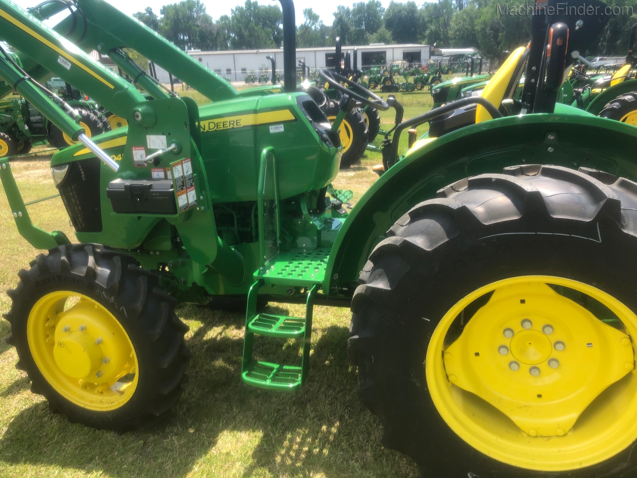 2020 John Deere 5045E Image 5