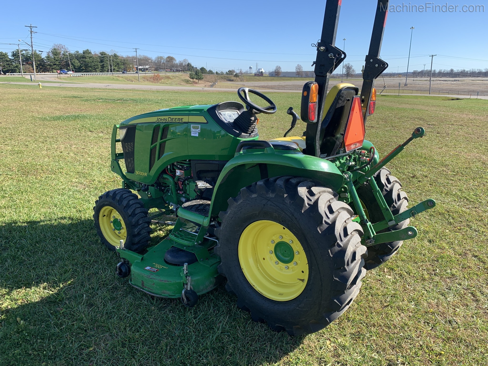 2017 John Deere 3033R Image 5