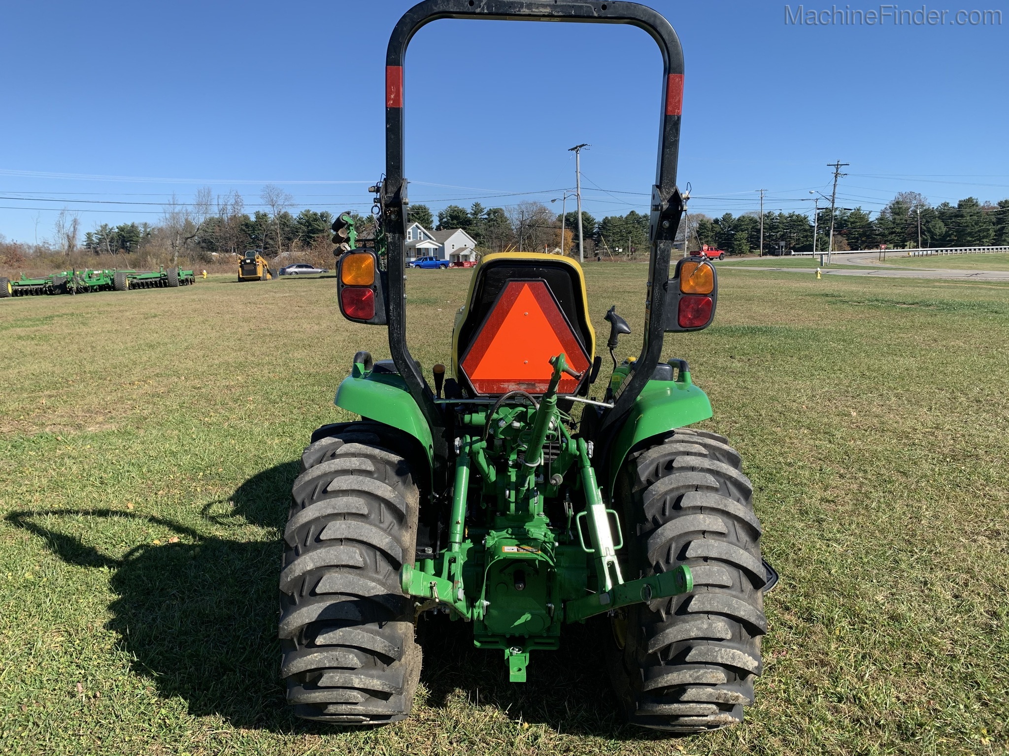 2017 John Deere 3033R Image 6