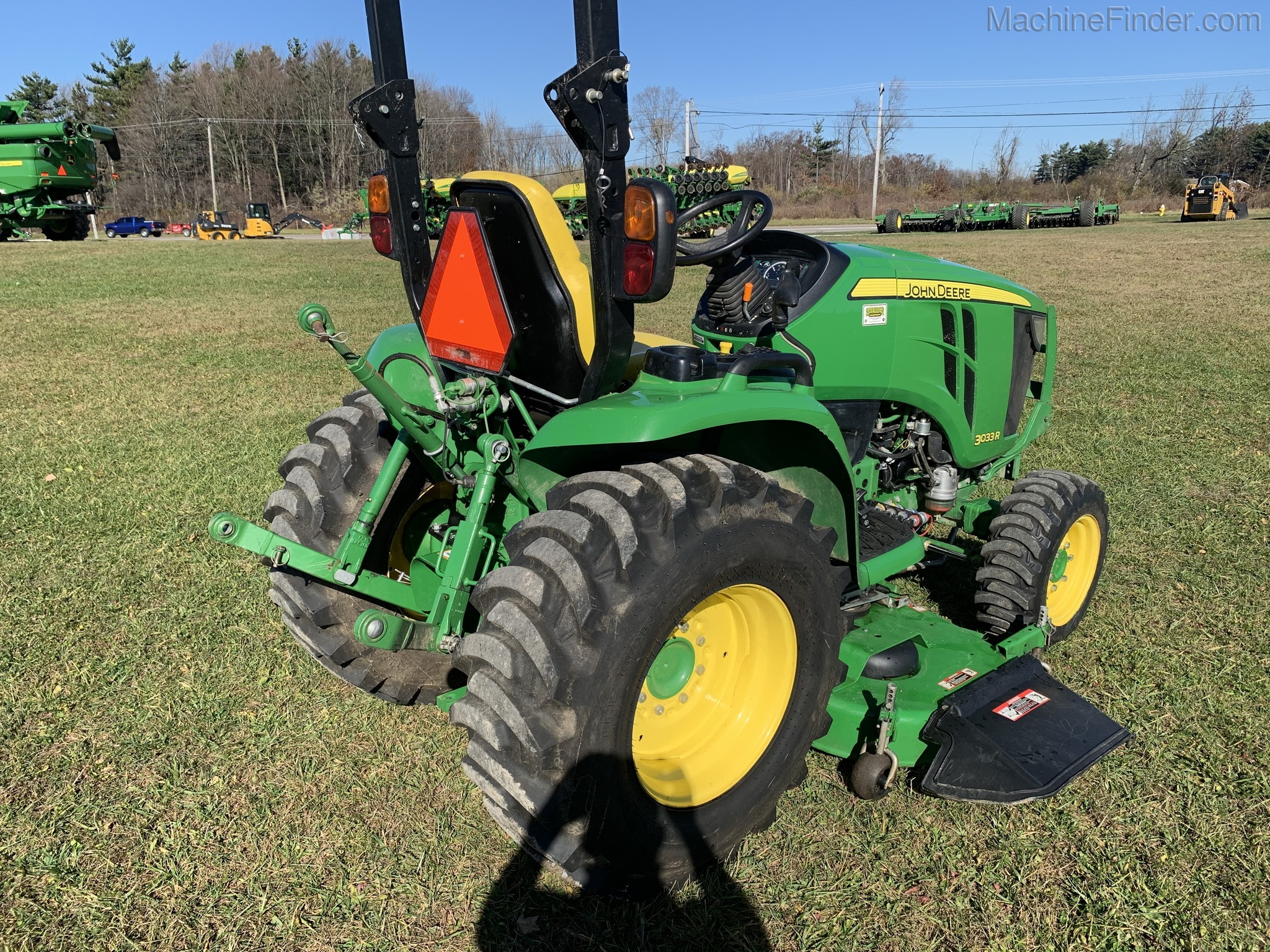 2017 John Deere 3033R Image 7