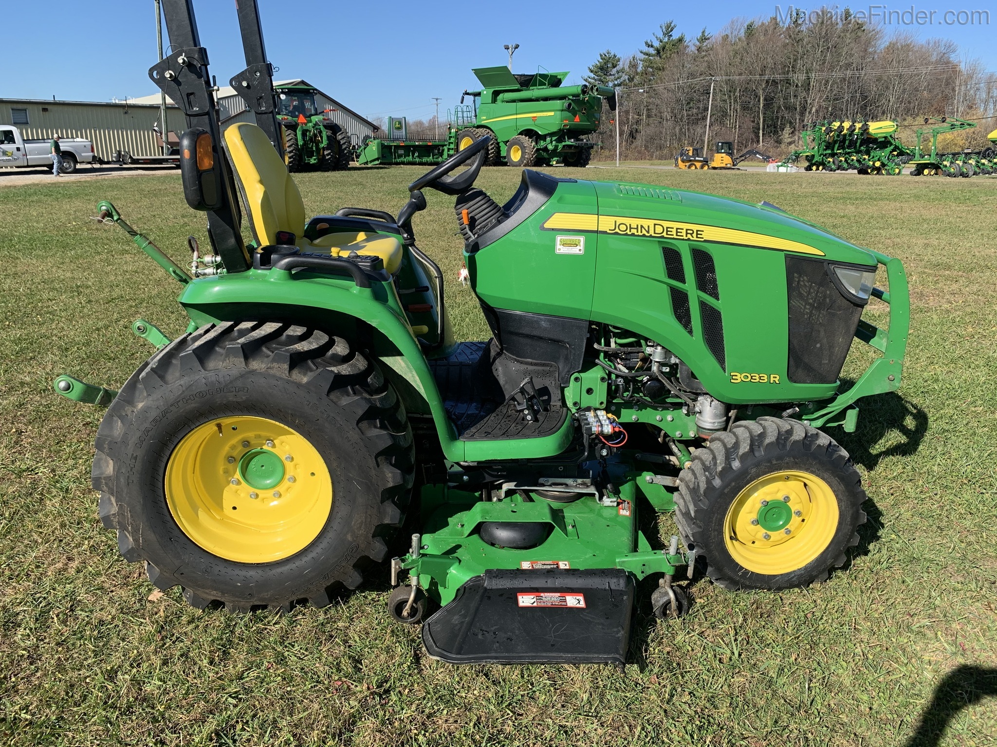 2017 John Deere 3033R Image 9