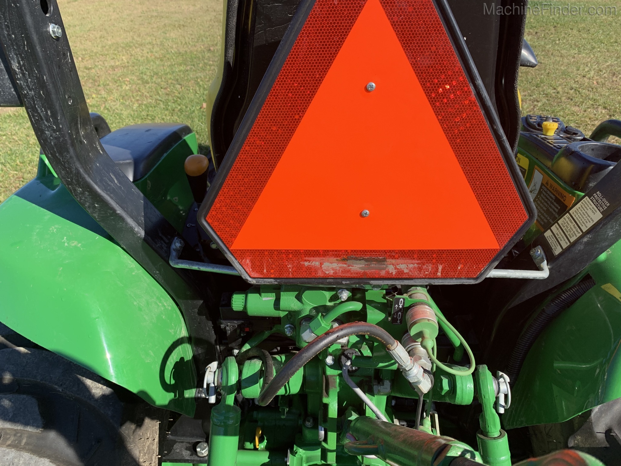 2017 John Deere 3033R Image 10