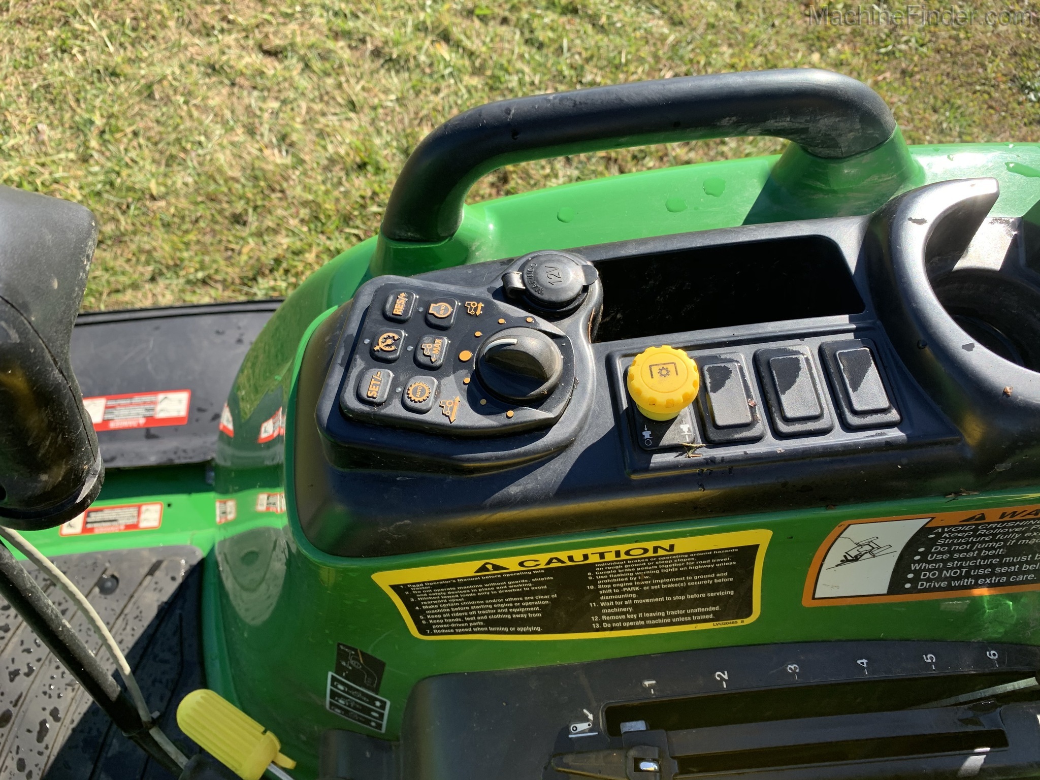 2017 John Deere 3033R Image 11