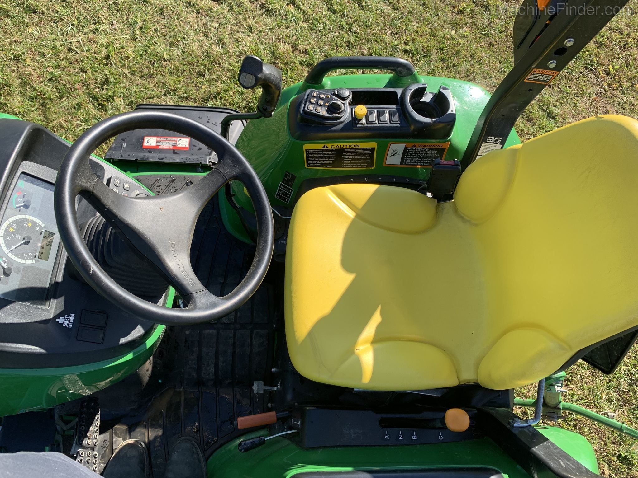 2017 John Deere 3033R Image 12