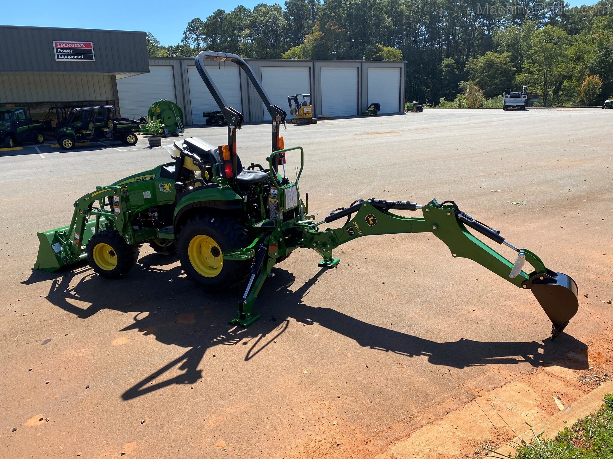 2020 John Deere 2025R Image 6