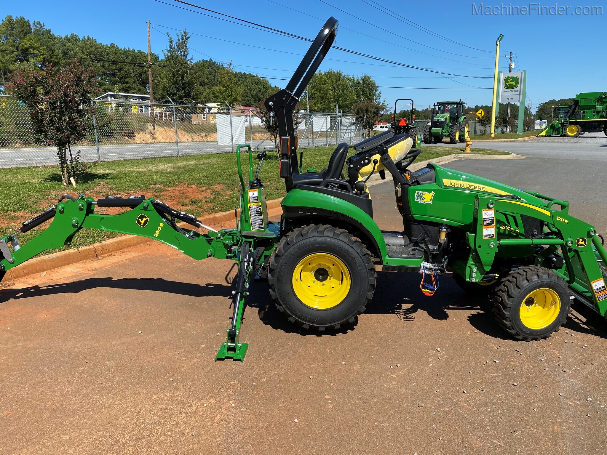 2020 John Deere 2025R Image 7