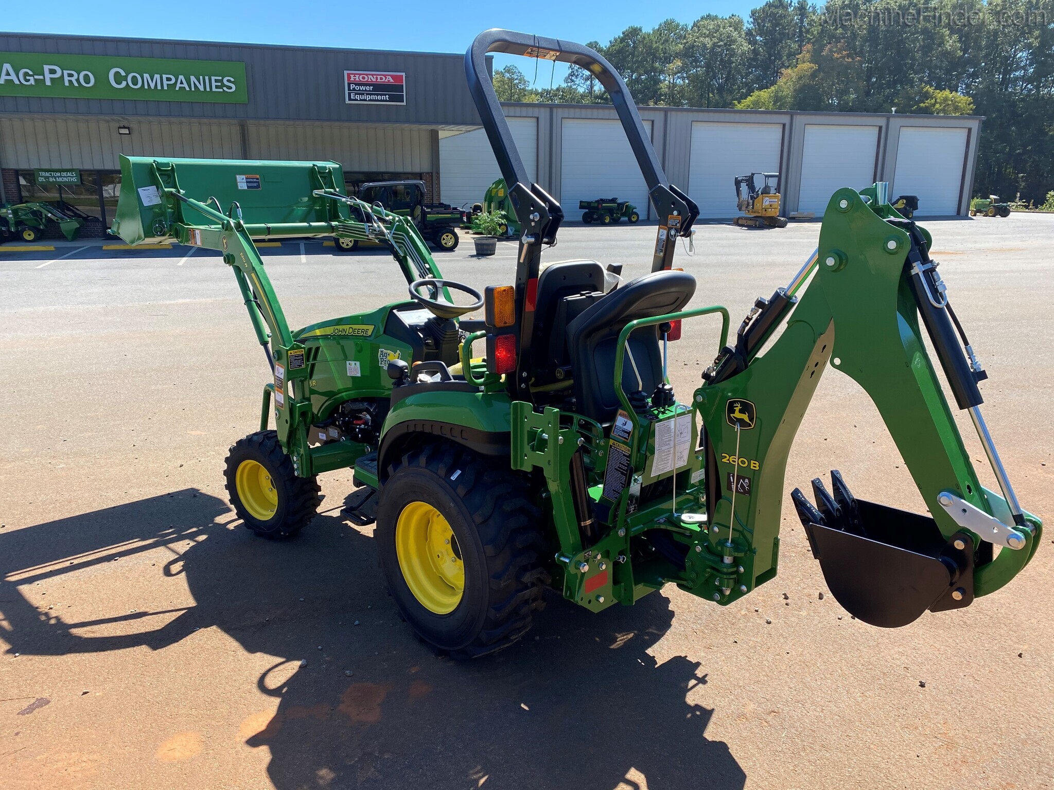 2020 John Deere 2025R Image 8