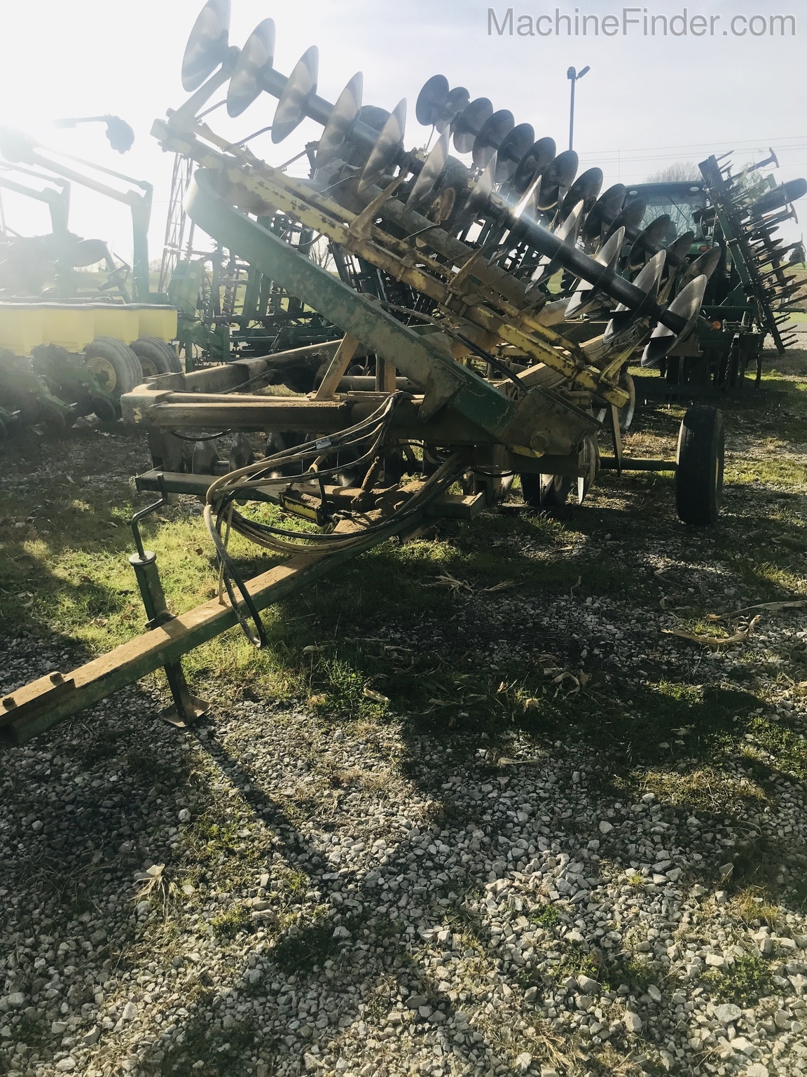 John Deere 220 Image 2