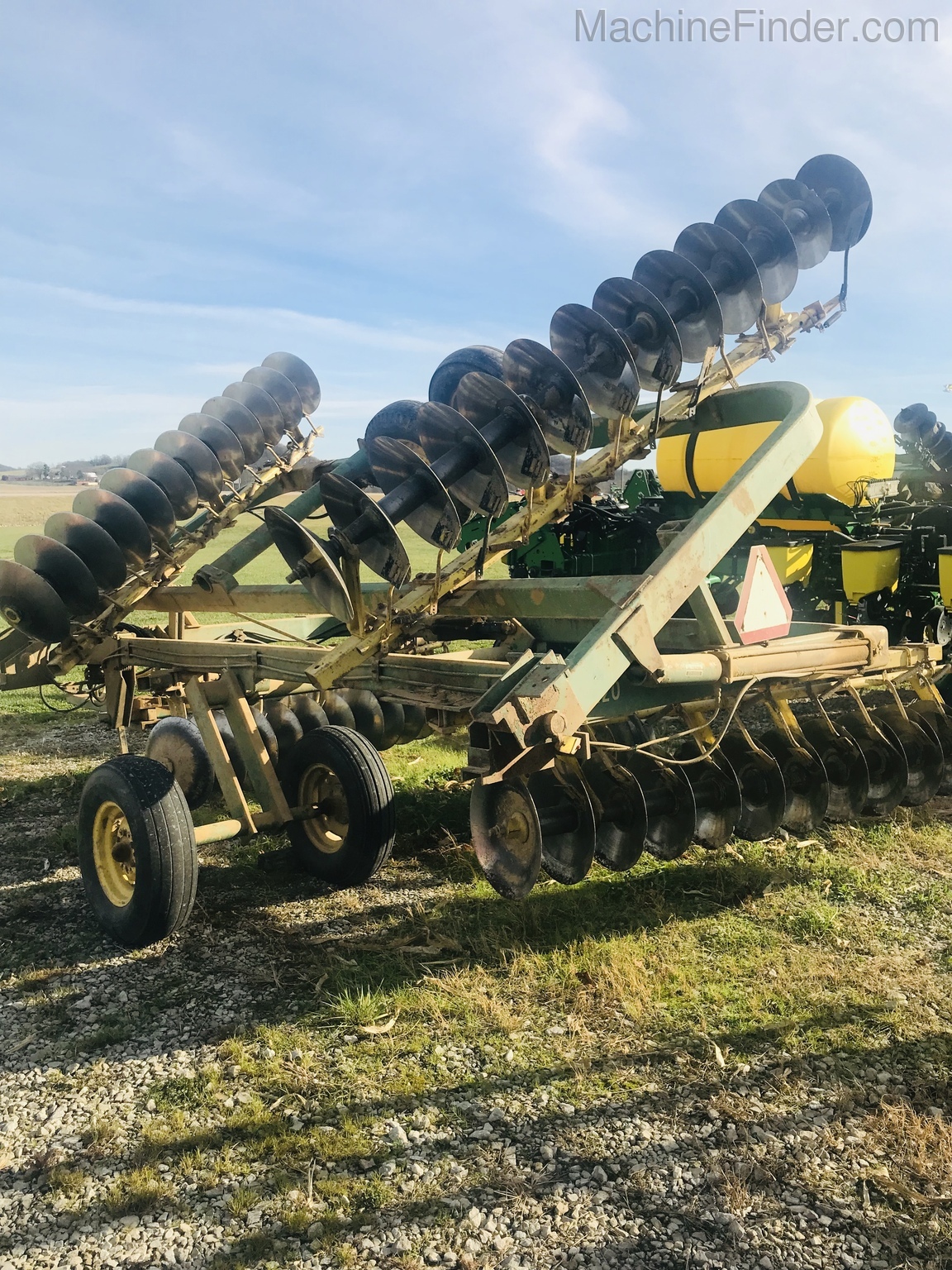 John Deere 220 Image 3