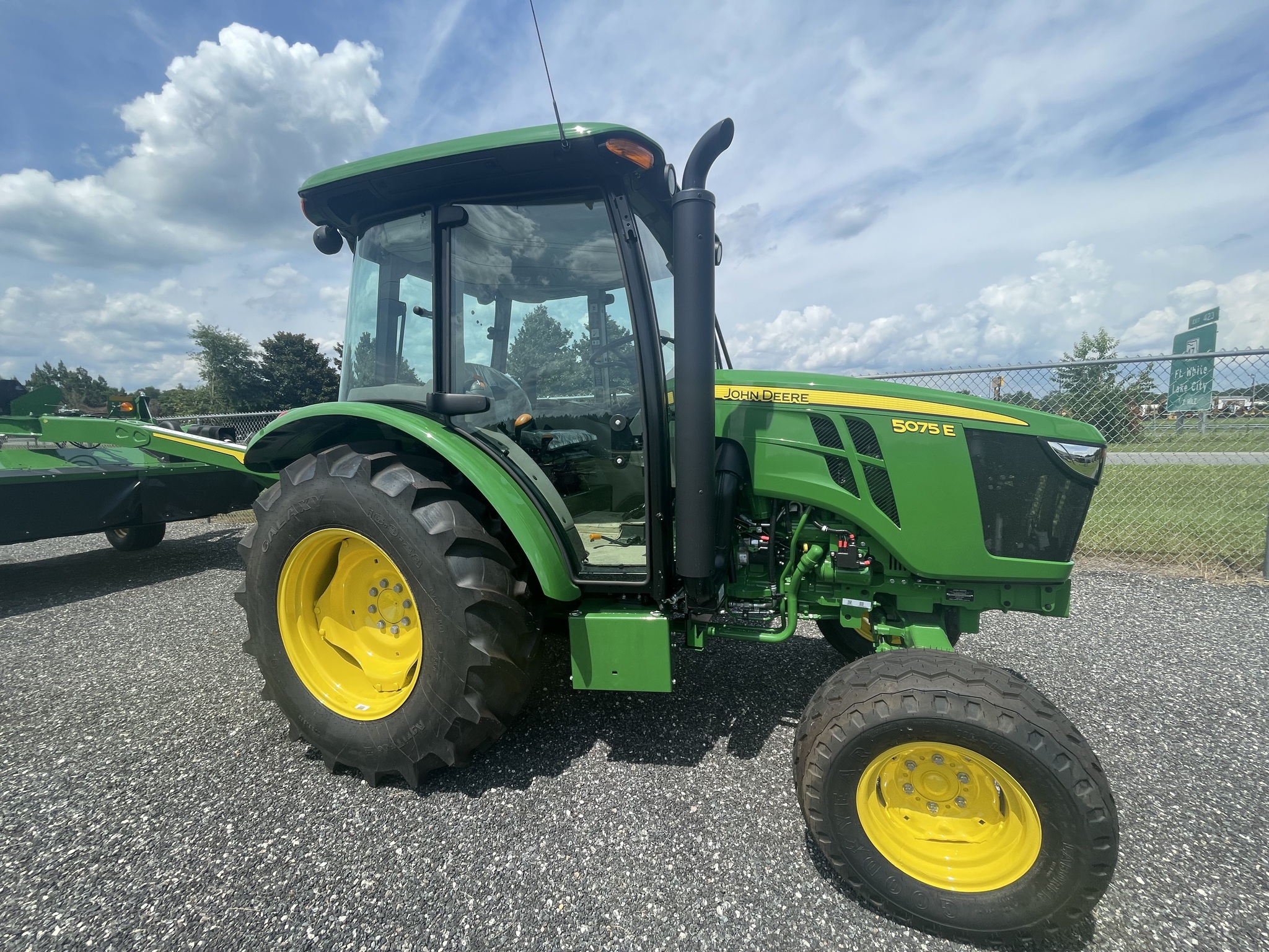 2023 John Deere 5075E Image 1