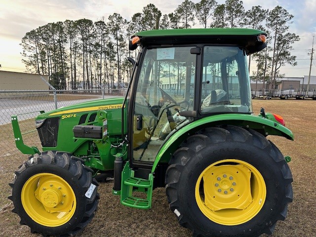 John Deere 5067E Image 2