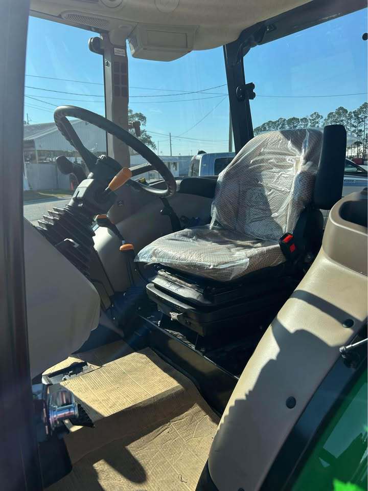 John Deere 5067E Image 5