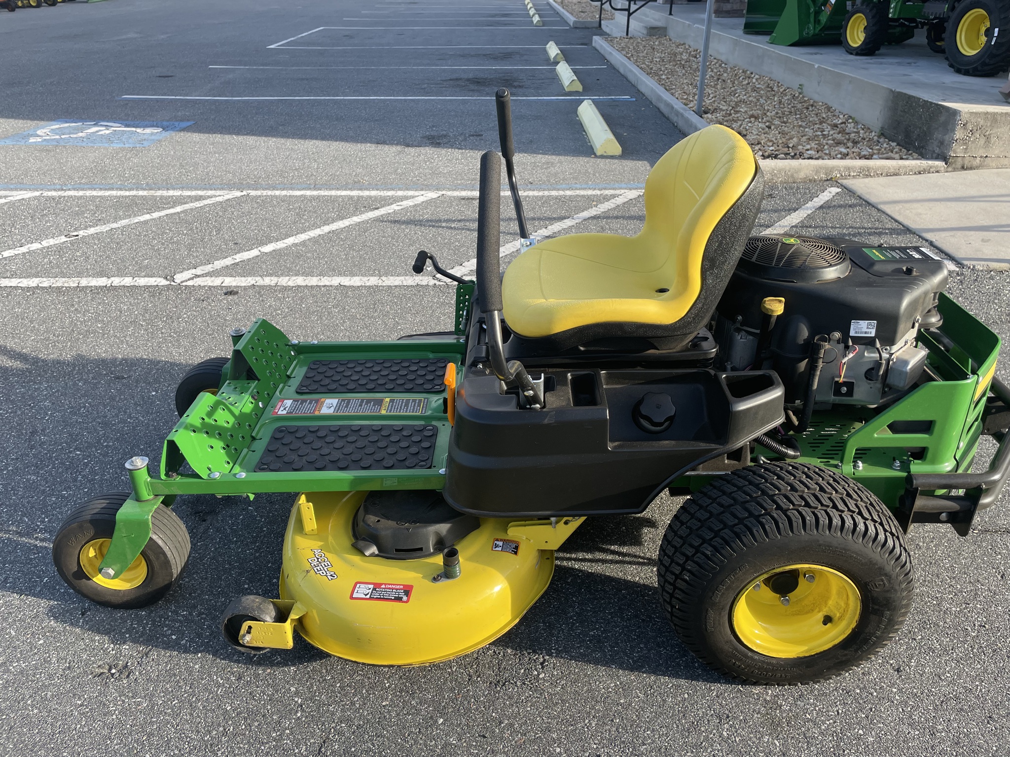 2022 John Deere 335e Image 4