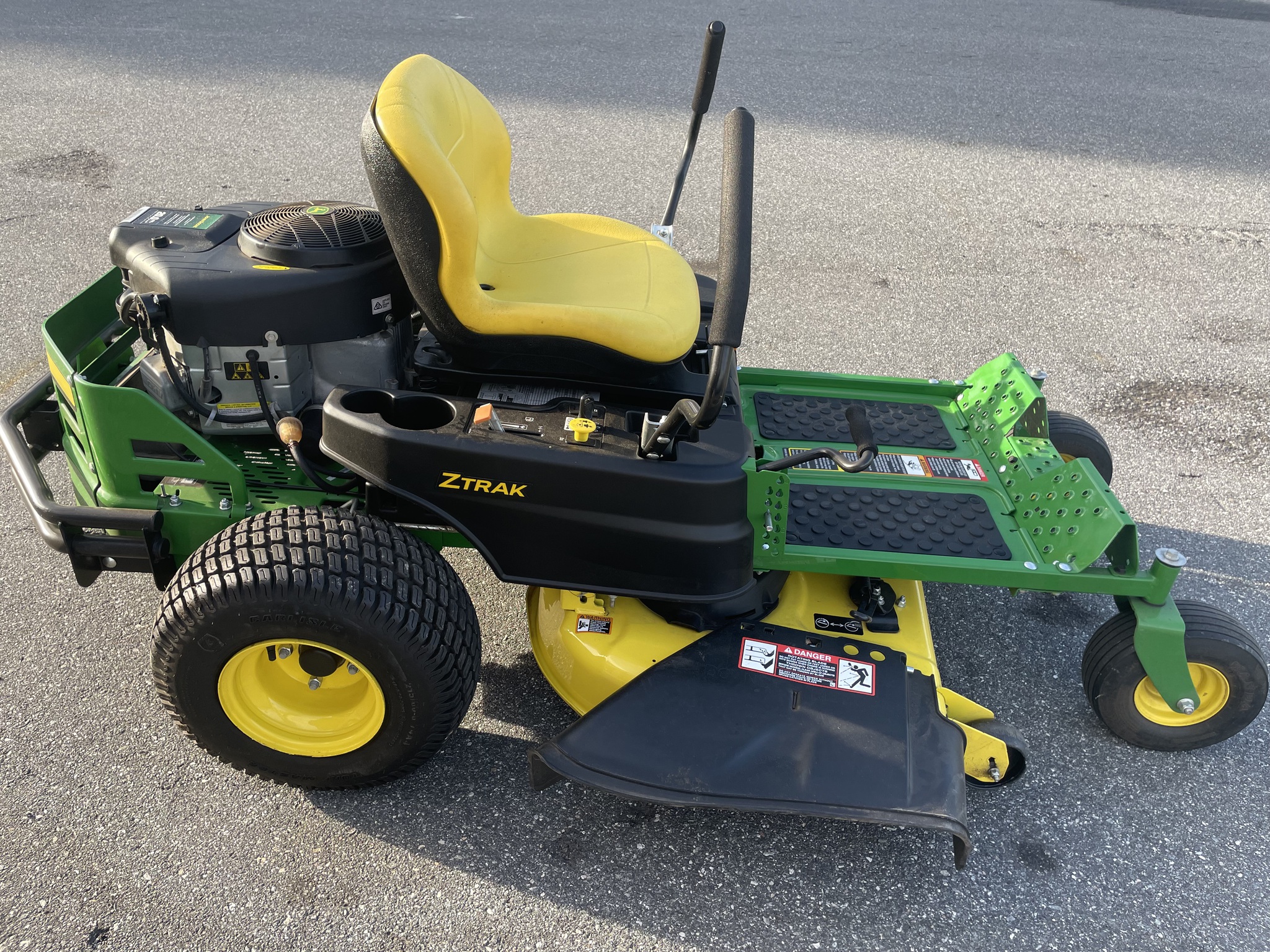 2022 John Deere 335e Image 1