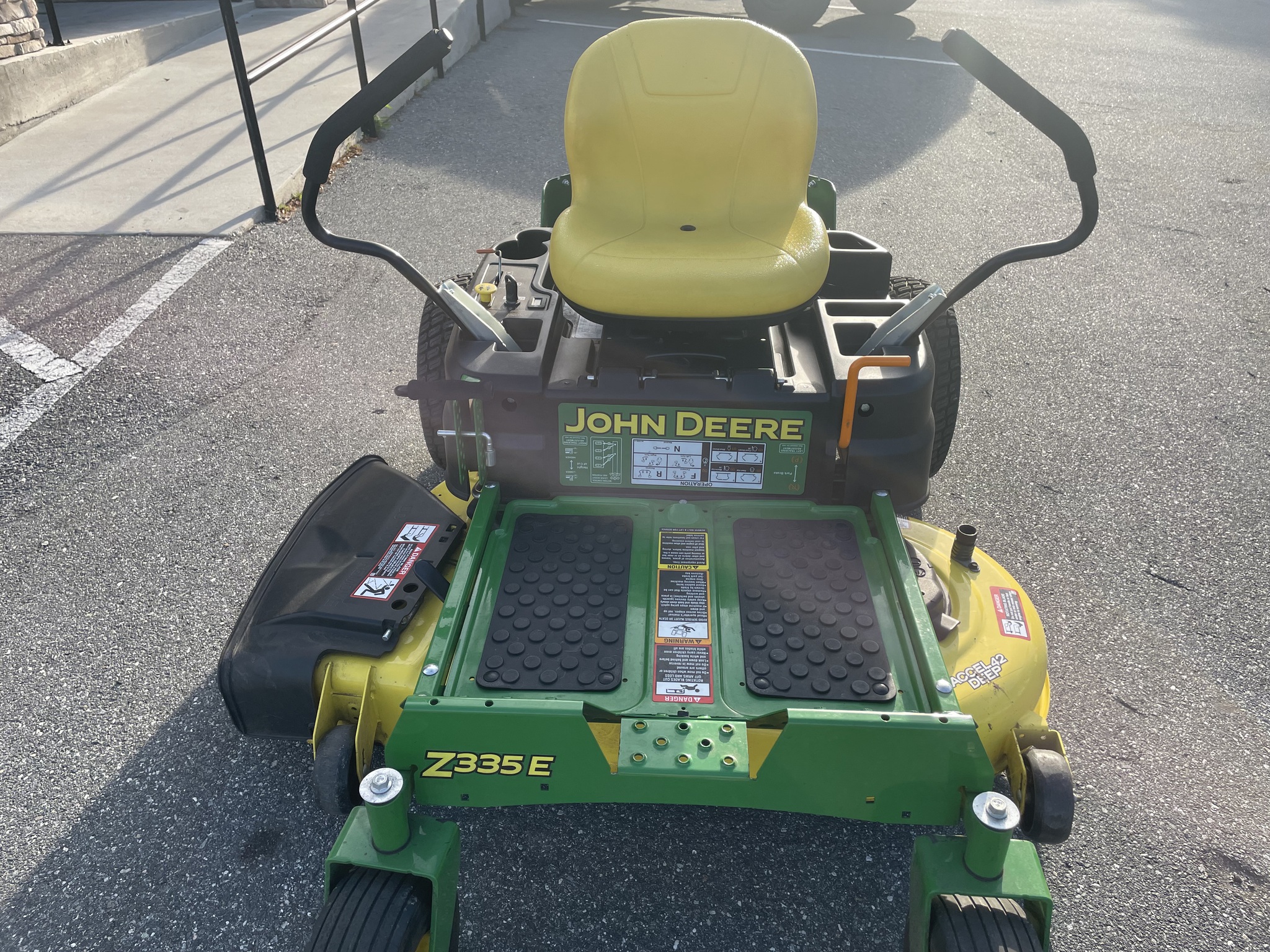 2022 John Deere 335e Image 2