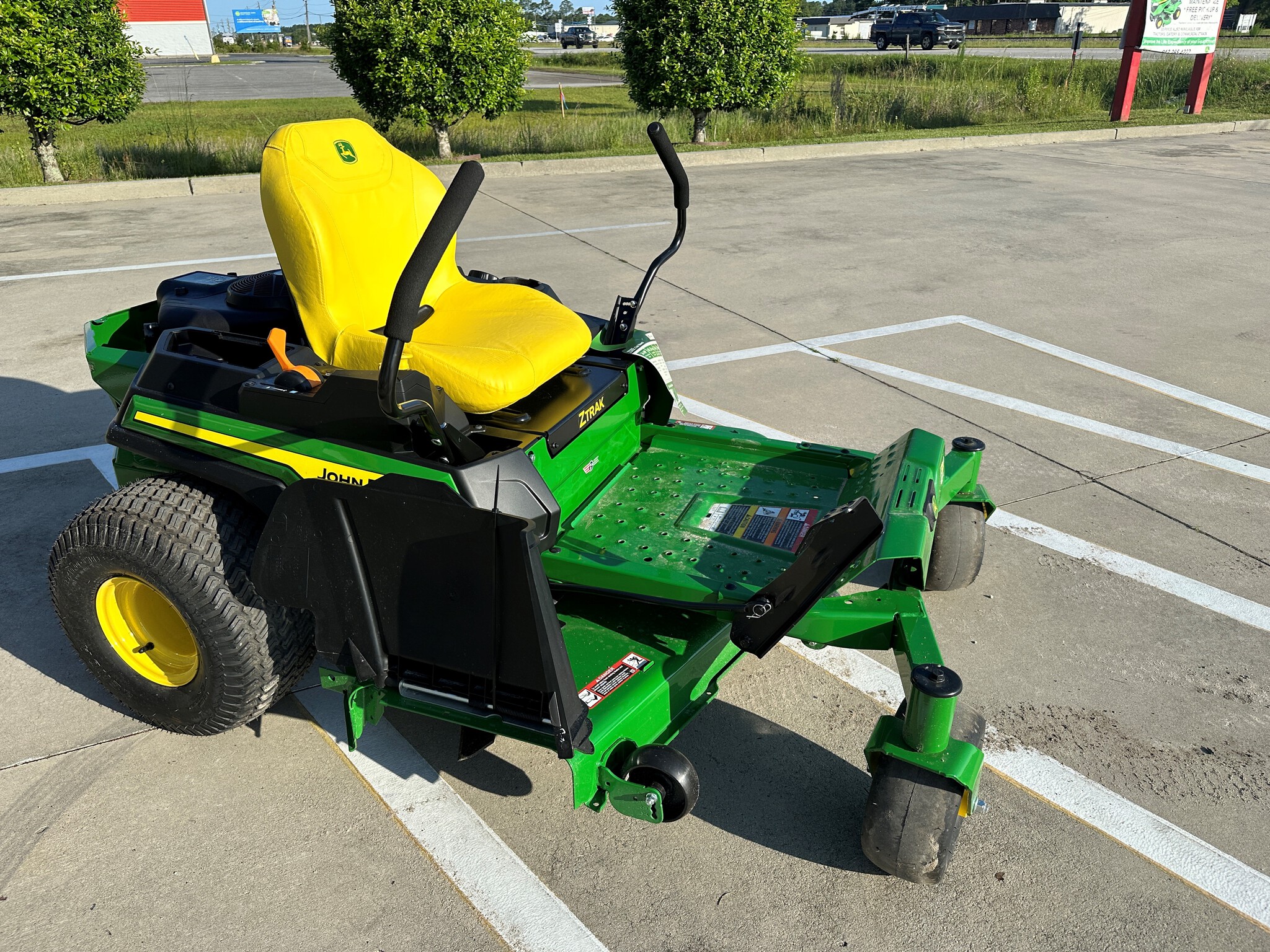 2025 John Deere Z325E Image 3