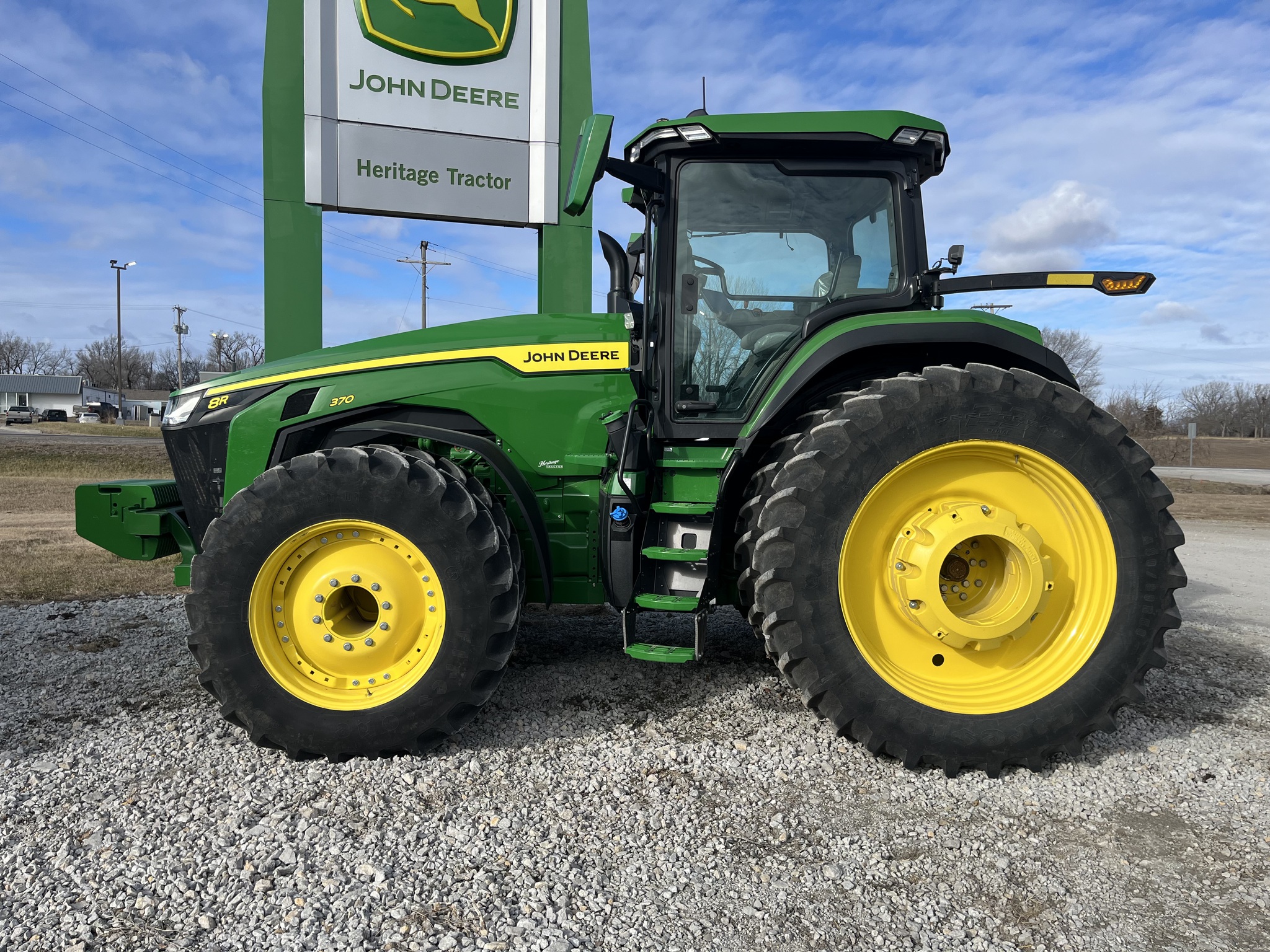  2024 John Deere 8R 370 at Heritage Tractor in Atchison, KS