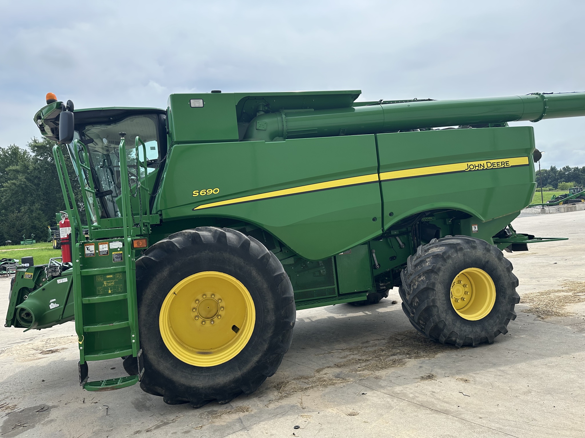 2012 John Deere S690 Image 6