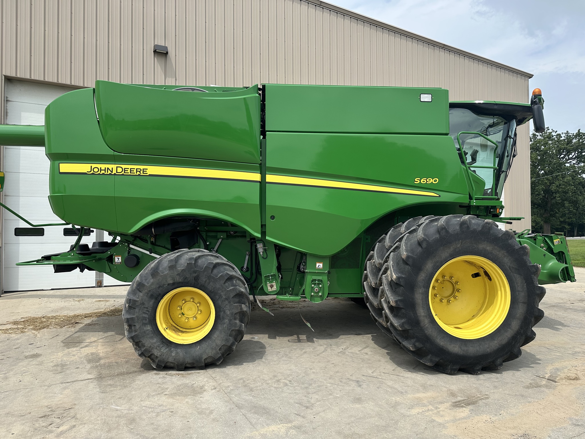 2012 John Deere S690 Image 2