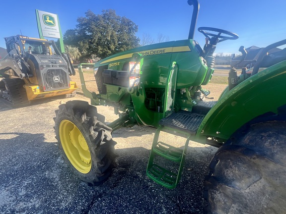 2022 John Deere 5075E Photo 3