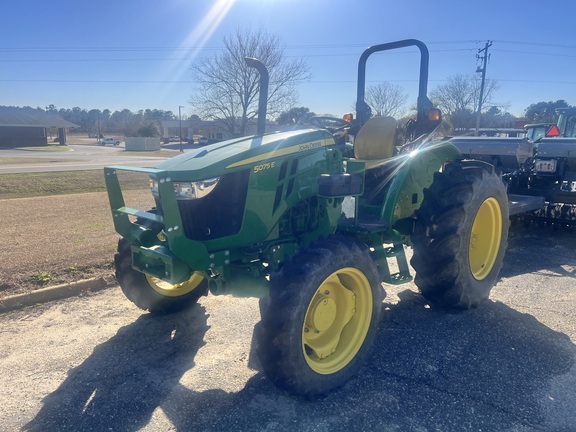 2022 John Deere 5075E Photo 2