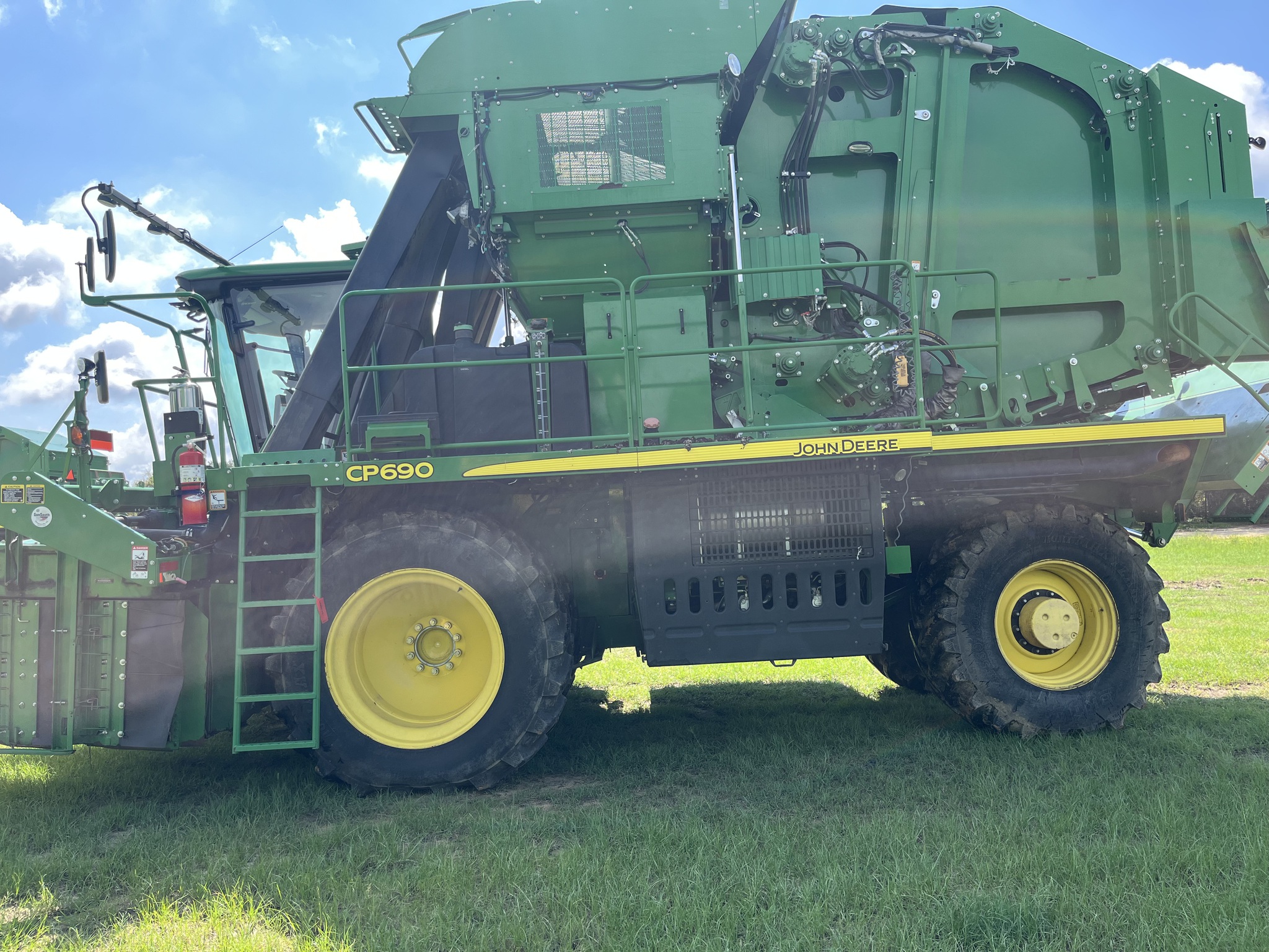 2020 John Deere CP690 Image 2